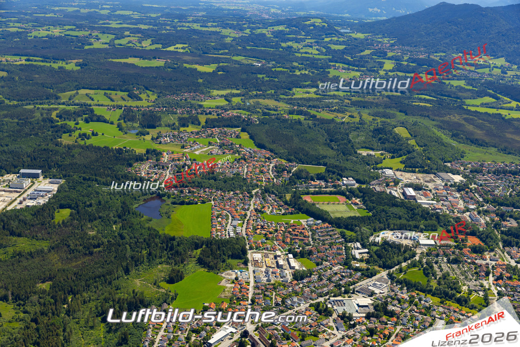 Aktuelles Luftbild von  Penzberg - Die Luftaufnahme wurde 2022 mittels UL-Flugzeug erstellt ( keine Drohne ) - hochauflösende Kamera-Systeme von  Canon -Beste Qualität - Für grossformatige Ausdrucke geeignet. Die Geschenkidee !