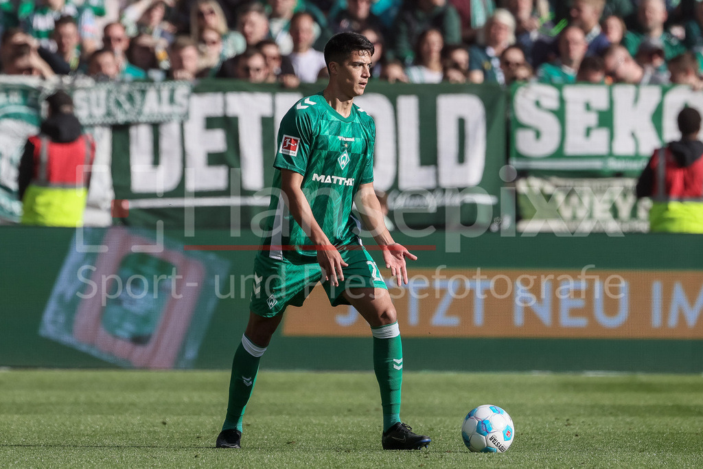 Fussball, Bundesliga, SV Werder Bremen - SC Freiburg | v.li.: Julian Malatini (SV Werder Bremen, 22) am Ball, Freisteller, Einzelbild, Ganzkörper, Aktion, Action, Spielszene, DIE DFL-RICHTLINIEN UNTERSAGEN JEGLICHE NUTZUNG VON FOTOS ALS SEQUENZBILDER UND/ODER VIDEOÄHNLICHE FOTOSTRECKEN. DFL REGULATIONS PROHIBIT ANY USE OF PHOTOGRAPHS AS IMAGE SEQUENCES AND/OR QUASI-VIDEO.