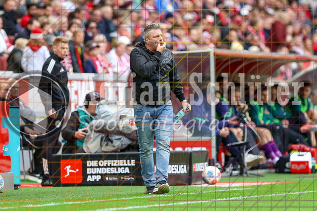 1. FC Köln vs FC Augsburg - 1. Bundesliga  | Köln, Deutschland, 18.10.25:   Trainer Lukas Kwasniok  gestikuliert, Gestik waehrend des Spiels der 1. Bundesliga zwischen  1. FC Köln vs FC Augsburg im RheinEnergieStadion(Foto von Brauer-Fotoagentur / Adrian Schlueter)