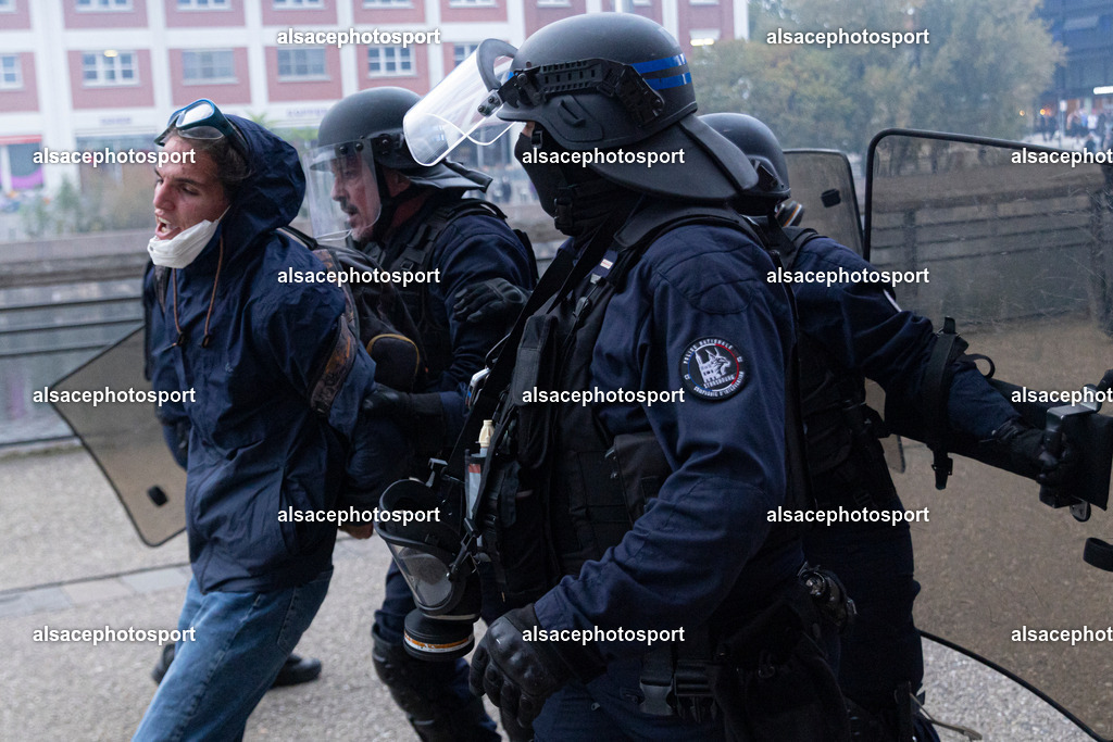 9L6A5714 | centaines d’étudiants ont organisé une manifestation spontanée, souvent qualifiée de « manifestation sauvage », qui a traversé différents quartiers de Strasbourg. La manifestation a été marquée par des affrontements entre les manifestants et la police alors que les étudiants défilaient dans la ville dans le cadre d’une journée de mobilisation nationale concernant les conditions d’éducation et le budget de l’Éducation nationale pour 2027. - Realisiert mit Pictrs.com