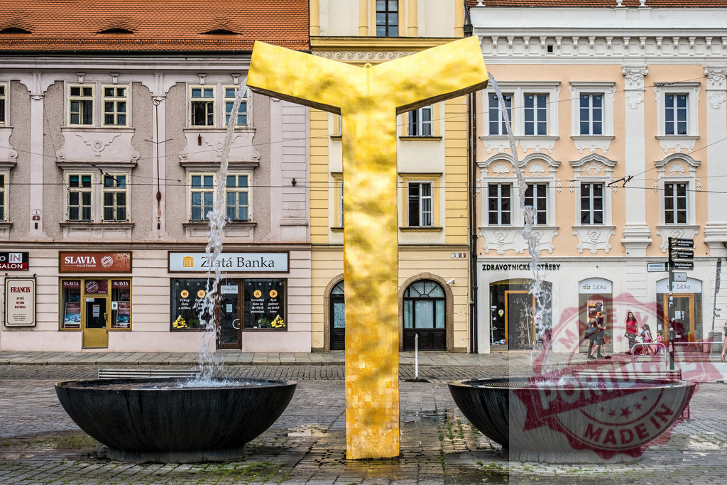 Olomouc Arion fountain modern sculpture pouring water | Olomouc Arion fountain featuring a golden Y-shaped modern sculpture with water flowing into black basins - Realisiert mit Pictrs.com
