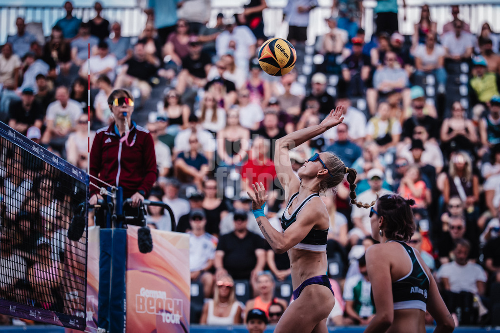 Beachvolleyball | Frauen | Deutsche Meisterschaften 2025 Timmendorfer Strand | 05.09.2025 | Paula Schürholz beim Angriff