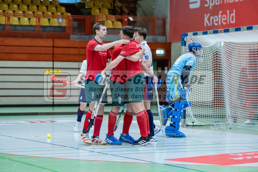 HK_20231217_107564 | 1. Bundesliga Herren Crefelder HC - Düsseldorfer HC  am 17.12.2023 Sporthalle Glockenspitz, Krefeld , Breucker Julius ( Crefelder HTC #2 ) , Bachmann Lucas Maximilian ( Crefelder HTC #15 ) , Boomes Anton ( Crefelder HTC #23 )