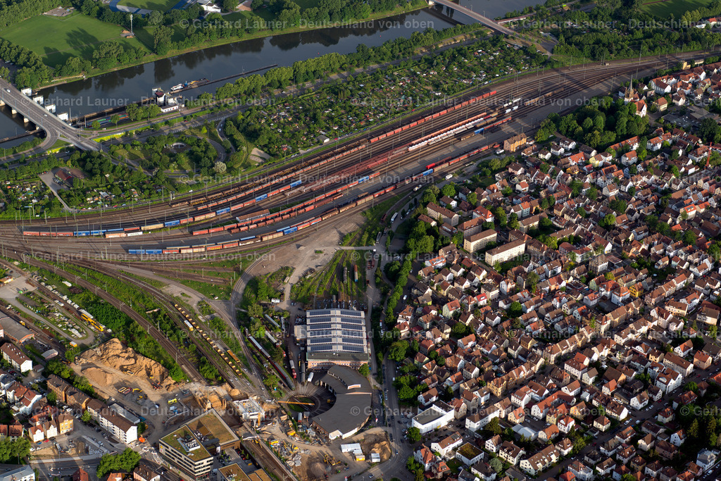 3804745 | Der Heilbronner Güterbahnhof (offizielle Bezeichnung bis 1985: Heilbronn Rangierbahnhof, umgangssprachlich oft Böckinger Rangierbahnhof genannt) ist ein Rangierbahnhof der Deutschen Bahn in Heilbronn.