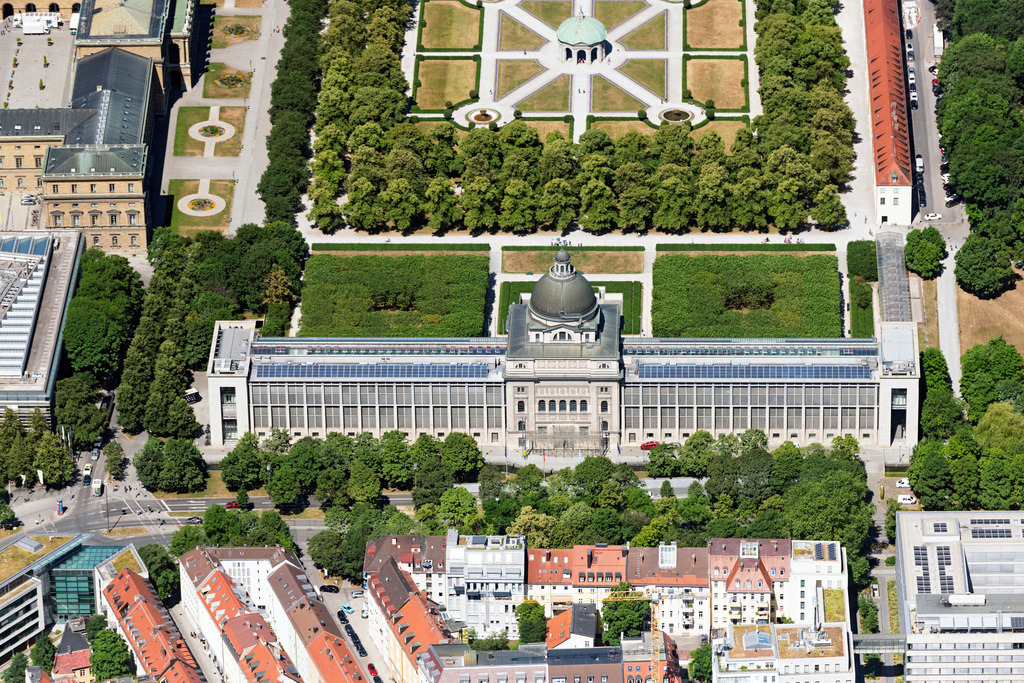 dr__0202617.jpg | MüNCHEN 29.06.2023 Gebäudekomplex des Ministerium der Bayerischen Staatskanzlei am Hofgarten im Stadtteil Altstadt-Lehel in München im Bundesland Bayern, Deutschland. // Building complex of the ministry of the Bavarian State Chancellery at the Hofgarten in the district Altstadt-Lehel in Munich in the state Bavaria, Germany. Foto: Daniel Reiter