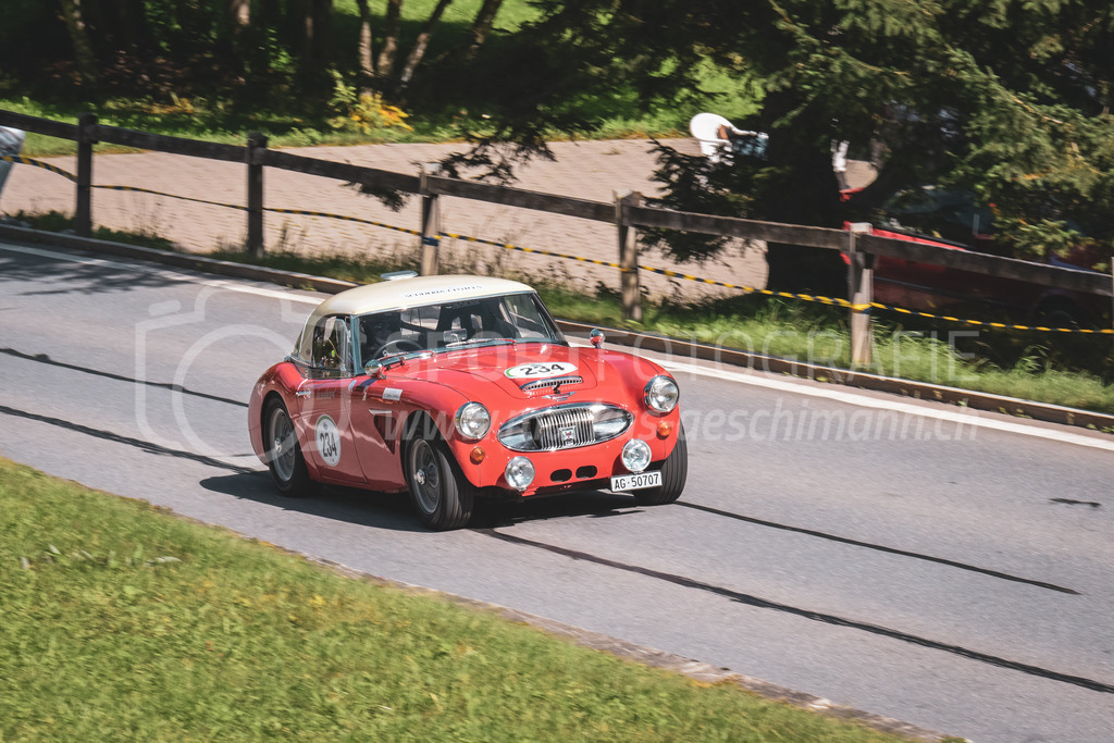 21. Arosa ClassicCar 2025 - 6. =September= 2025 | Corina Trevisan Fischer aus Aarau (SUI) in einem Austin Healey 3000 MK III aus dem Jahre 1964 mit Startnummer 234 am Arosa ClassicCar 2025 in der Kategorie Classic Trophy..@arosaclassiccar, @arosa.official, #arosaclassiccar, #arosa, #76curves, #classiccarBild: Sportfotografie Markus Aeschimann | www.markus-aeschimann.ch - Realisiert mit Pictrs.com