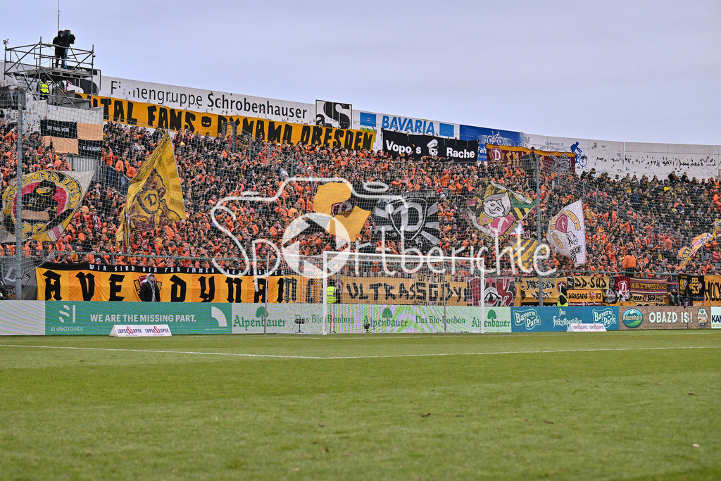 SpVgg Unterhaching - Dynamo Dresden | Die Fans aus Dresden Unterstuetzen ihr Team in Unterhaching / Ultras / 3. Liga: SpVgg Unterhaching - Dynamo Dresden, Uhlsportpark am 21.12.2024