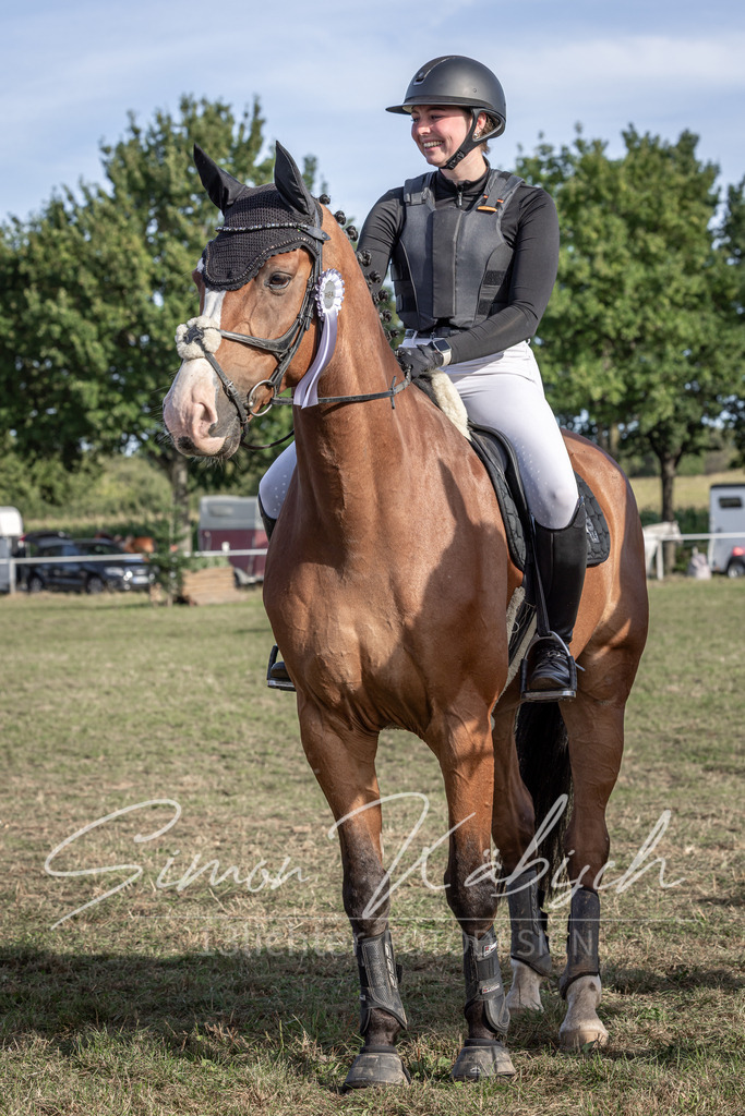 20250907-_3LI8933 | Tierfotografie Pferde, Hunde, Katzen, Haustiere.
Turnierfotografie Reitturniere, Reiten, Springreiten, Dressur in Hanau, dem Main-Kinzig-Kreis und dem Rhein-Main- Gebiet um Frankfurt