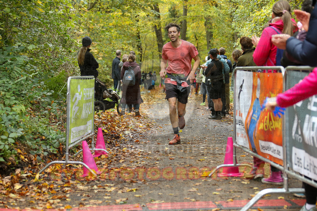 251026_1301_EX1_2230 | Sportfotografie im Rhein-Sieg Kreis, Köln, Bonn, NRW, Rheinland Pfalz, Hessen, etc. Unser Tätigkeitsfeld umfasst den Laufsport vom Volkslauf über den Marathon, Duathlon, Triathon bis zum Ultralauf wie Kölnpfad Ultra oder Schindertrail.