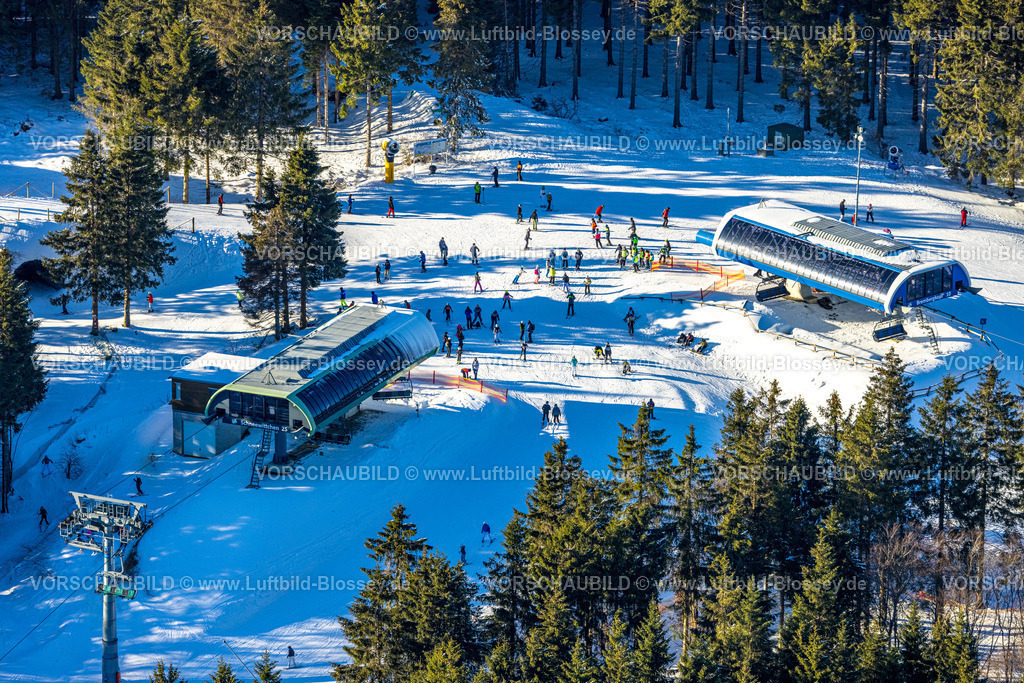 Winterberg230205687 | Luftbild, Skifahrer an winterlicher Talstation Schneewittchen 25 und Brembergkopf 10, Winterberg, Sauerland, Nordrhein-Westfalen, Deutschland