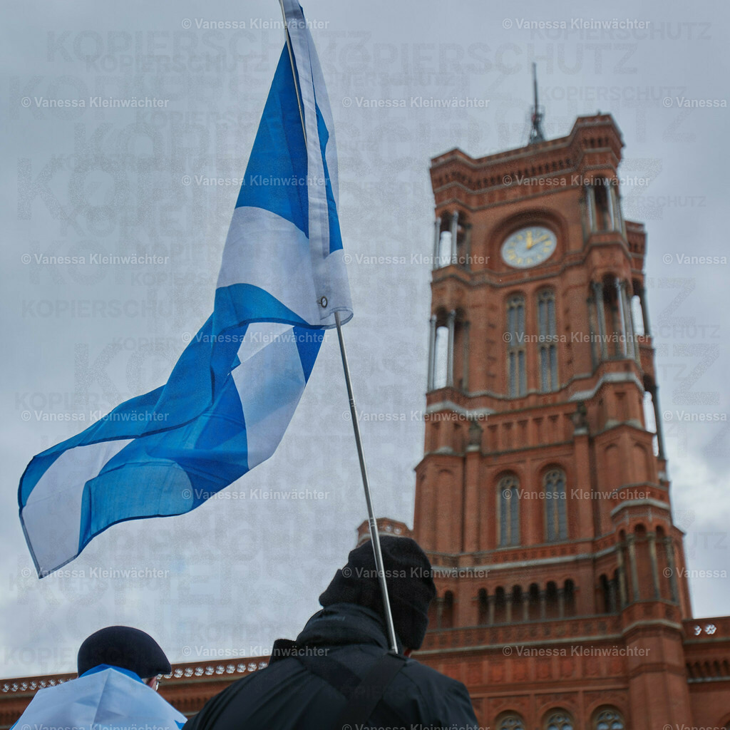 #IndyBerlin23 - Demonstration für schottische Unabhängigkeit | Rund 60 Personen ziehen am 11.03.2023 mit einer Demonstration vom Brandenburger Tor an der Britischen Botschaft vorbei zum Roten Rathaus, um die Unabhängigkeit Schottlands zu fordern.

On March 11, 2023, approx. 60 people rally in support of the Scottish independence, marching from Brandenburg Gate via the British Embassy to the Red Town Hall.  - Realisiert mit Pictrs.com