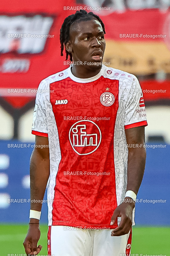 Rot-Weiss Essen - TSV 1860 München - 3.Liga | Essen, Deutschland, 01.08.2025Franci Bouebari (Rot-Weiss Essen) schautwährend des 3.Liga Spiels zwischen Rot-Weiss Essen- TSV 1860 München im Stadion an der Hafenstraße am 01.08.2025 in Essen. (Foto von Timo Bluhmki-Schmidt/ Brauer-Fotoagentur)