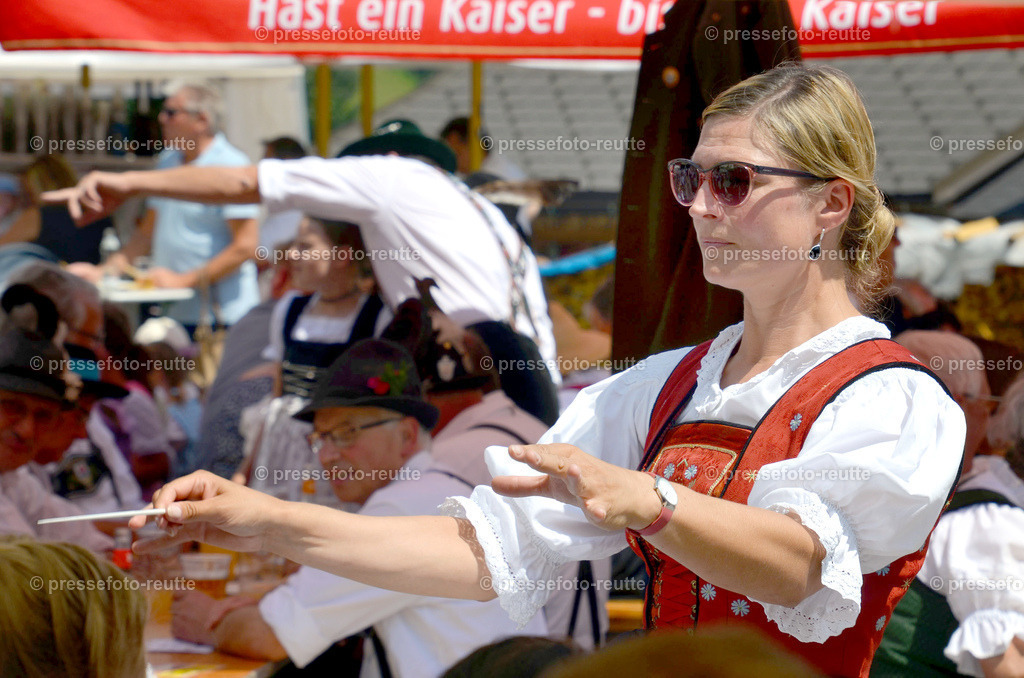 UMZUGENDE-news-2022-Juli24-Bezirksschuetzenfest-Elbigenalp-D51-DSC_1253 | Info aus dem Bezirk Reutte/Ausserfern Tirol sowie eine umfangreiche Bilddatenbank über die gesamte Region: Lechtal, Talkessel Reutte, Tannheimertal, Zwischentoren. Lech, Plansee, Zugspitze, Grenztunnel, B179, Fernpassstraße, Verkehr, Lawinen, Tradition, - Realisiert mit Pictrs.com