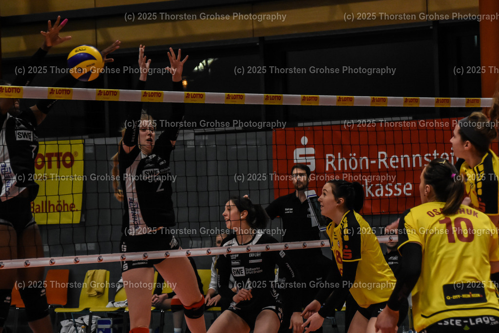 VBL VFB Suhl vs. SCHWARZ-WEISS Erfurt | Erika Mercado #7 (Schwarz-Weiss Erfurt), Emily Grace Thater #2 (Schwarz-Weiss Erfurt); VBL VFB Suhl vs. SCHWARZ-WEISS Erfurt, Volleyball-Bundesliga Frauen am 17.02.2018 in der Multihalle in Meiningen, (Deutschland) - Realisiert mit Pictrs.com