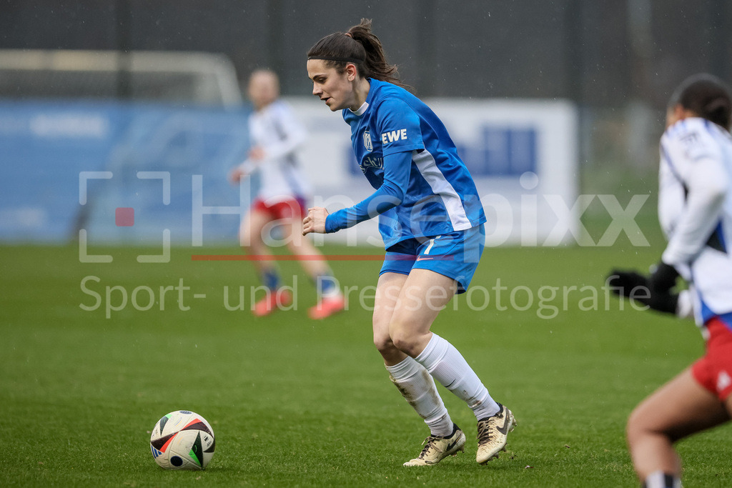 Fussball, 2. Frauen-Bundesliga, Hamburger SV - SV Meppen | v.li.: Marie Bleil (SV Meppen, 7) am Ball, Einzelbild, Ganzkörper, Aktion, Action, Spielszene, DIE DFB-RICHTLINIEN UNTERSAGEN JEGLICHE NUTZUNG VON FOTOS ALS SEQUENZBILDER UND/ODER VIDEOÄHNLICHE FOTOSTRECKEN. DFB REGULATIONS PROHIBIT ANY USE OF PHOTOGRAPHS AS IMAGE SEQUENCES AND/OR QUASI-VIDEO.