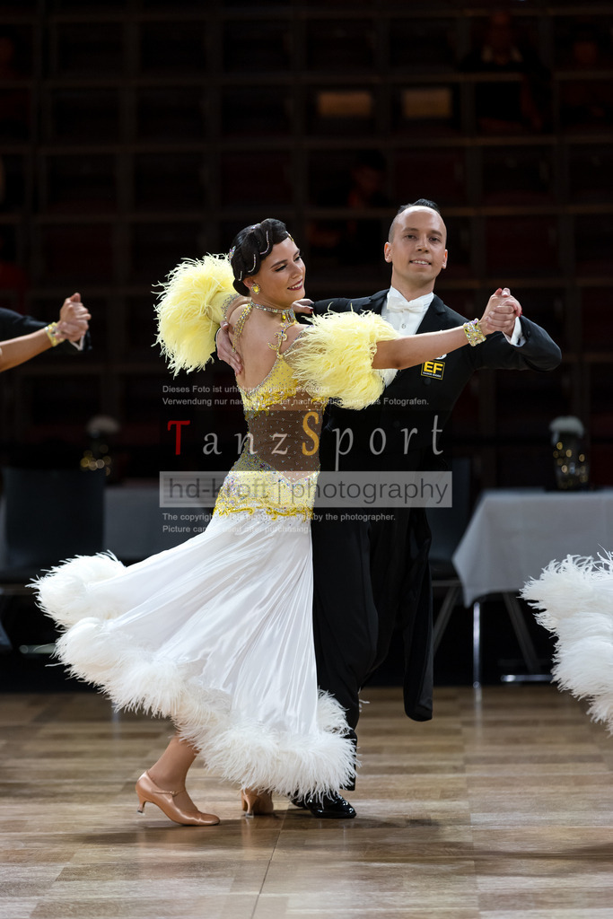 20241109_DM-Formationen_Vorrunde_3056 | Tanzsportbilder, Standardtanz, Lateintanz, WDSF, DTV, LTVB, dancecomp, goc, hessen tanzt, blaues band der spree, walzer, tango, wiener walzer, slowfox, quickstepp, samba, rumba, cha-cha-cha, paso doble. jive, hd-kroft photography, turniertanzsport