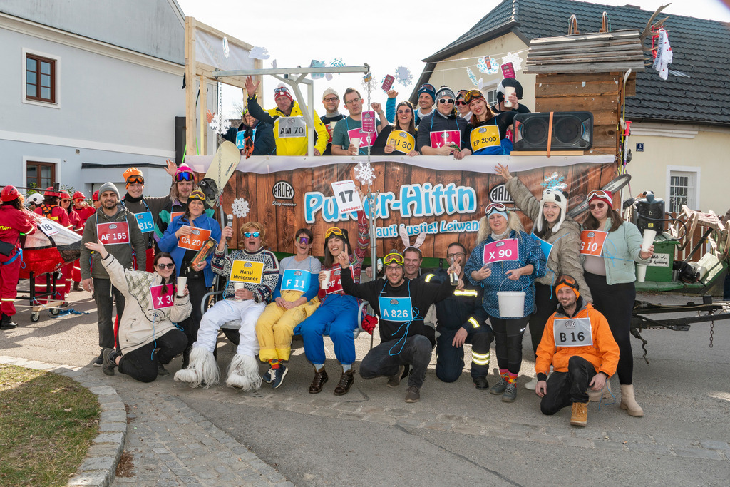 MASKEN-Gruppe_8869 | Fotostrecke: FASCHINGSUMZUG 2025 in Loosdorf. 22 Masken(gruppen)-Teilnehmer: Loosdorfer Vereine, Wirtschaftstreibende, Gemeindeabordnungen sowie Kreditinstitute. rund 700 Besucher entlang der Hauptstrasse. Veranstaltungs-Sicherung durch Mannschaft der FF-Loosdorf mit schwerem Gerät. Maskenprämierung am EKZ-Platz durch Bgm. Thomas Vasku in den Kategorien: Bester Festwagen (Fa. gkonzept-Groissenberger; Beste Personengruppe-ASK-Loosdorf; Beste Einzelperson; Weiteste Anreise-FF Schollach;