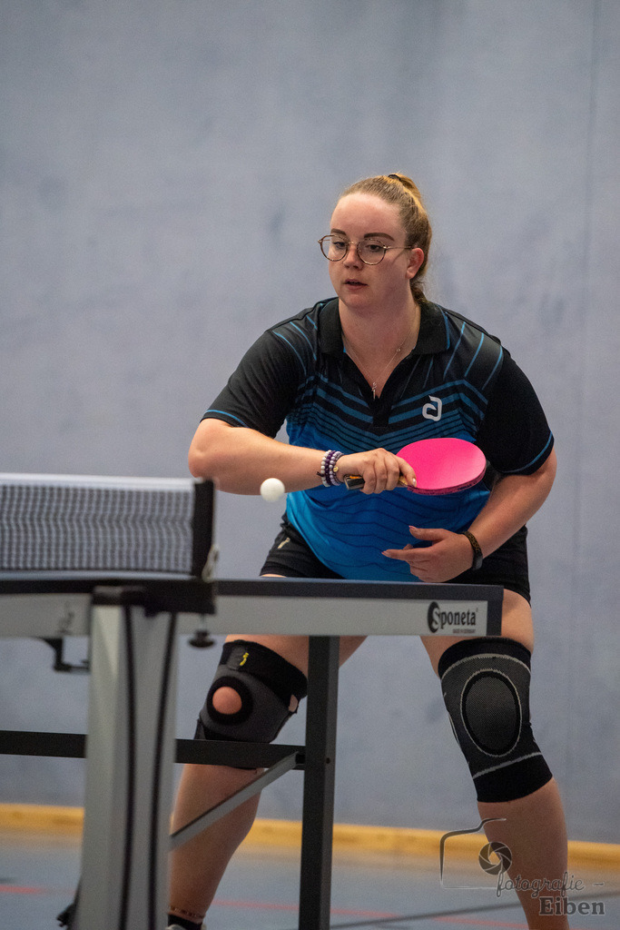 TuS Spohle-VfL Edewecht | Lena Schumacher (TuS Spohle); Frauen Bezirksliga; TuS Spohle (blau)-VfL Edewecht (grün) am 23.09.2024; in Spohle (Sporthalle Wiefelsteder Straße), Photo: Philip Eiben 2024 - Realisiert mit Pictrs.com