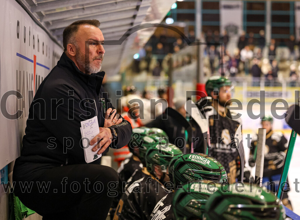2024-03-08_059_TSV_Erding_gegen_EHC_Koenigsbrunn | Erding, Deutschland, 08.03.2024:
Eishockey, Bayernliga Playoffs 2023 / 2024, 1. Spieltag, TSV Erding gegen EHC Königsbrunn, Endergebnis: 3:0

Teamchef Thomas Daffner (Erding Gladiators)

Foto: Christian Riedel / fotografie-riedel.net