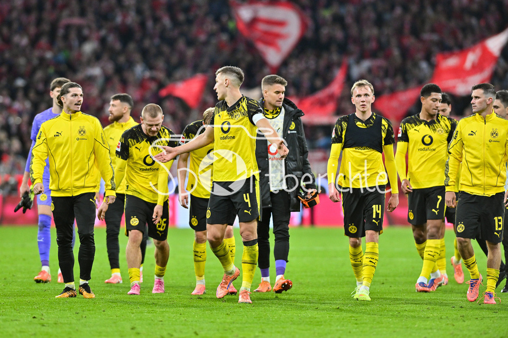 FC Bayern München - Borussia Dortmund | MUNICH, GERMANY - Julian RYERSON (Borussia Dortmund 26), Nico SCHLOTTERBECK (Borussia Dortmund 4), Maximilian BEIER (Borussia Dortmund 14), Jobe BELLINGHAM (Borussia Dortmund 7) and Pascal GROSS (Borussia Dortmund 13) after the bundesliga match between FC Bayern Munich vs. Borussia Dortmund on matchday 7 at Allianz Arena on October 18, 2025 in Munich, Germany / DFL REGULATIONS PROHIBIT ANY USE OF PHOTOGRAPHS AS IMAGE SEQUENCES AND/OR QUASI-VIDEO