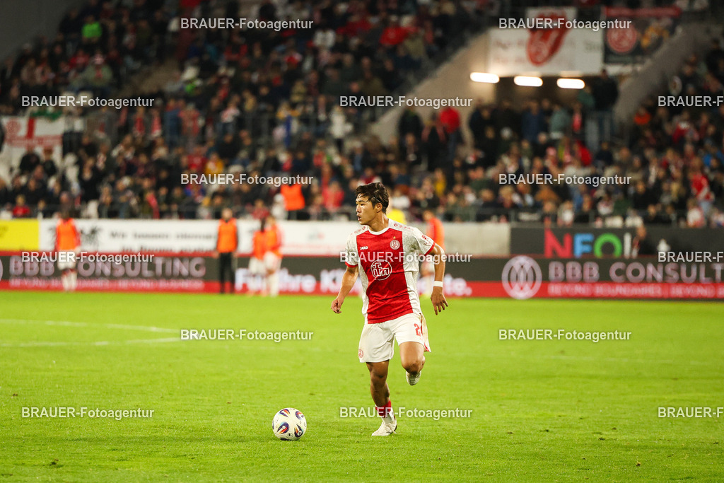 Rot-Weiss Essen - 1.Fc Schweinfurt | Essen, Deutschland, 02.11.2025 Kaito Mizuta  (Rot-Weiss Essen) Einzelaktion während des 3.Liga Spiels zwischen  Rot-Weiss Essen und 1.Fc Schweinfurt am 02.11.2025 im Stadion an der Hafenstraße in Essen. (Foto von Timo Bluhmki-Schmidt/Brauer Fotoagentur
