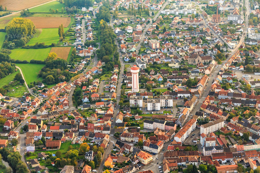 Vue aérienne: Vue de la ville depuis le nord à Bischwiller dans le département Bas Rhin, France.Photo: IMG_074302.jpg prise le 04/10/2014 par Werner Riehm/FLY-FOTO.euRésolution de l'original: 5472 x 3648 px