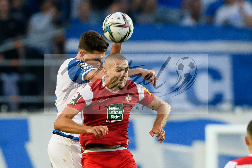FCMFCK20210904_059 | Fussball, Herren: Tobias Mueller (1. FC Magdeburg) und Rene Klingenburg (1. FC Kaiserslautern) im Zweikampf beim Spiel der 3. Liga zwischen 1. FC Magdeburg und 1. FC Kaiserslautern in der MDCC-Arena am 04.09.2021 in Magdeburg, Deutschland.DFB / DFL REGULATIONS PROHIBIT ANY USE OF PHOTOGRAPHS AS IMAGE SEQUENCES AND/OR QUASI-VIDEO. - Realisiert mit Pictrs.com