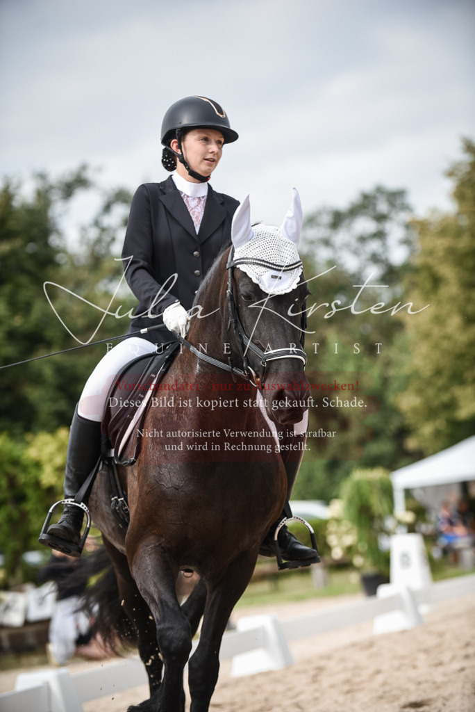 DSC_8605 | Pferde- und Turnierfotografie in Westsachsen. Pferdeportraits, Auftragszeichnungen und intuitive Kunst.