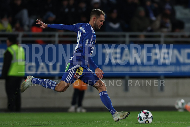 TSV Egger Glas Hartberg vs SV Oberbank Ried – Austrian Bundesliga Match | The image shows Lukas Spendlhofer (Hartberg) by a kick, at the Bundesliga match TSV Hartberg vs SV Ried at Profertil Arena Hartberg. 22.11.2025