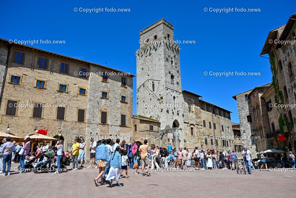 Italien_ Toskana_ San Gimignano_ 31.05.2024-22 | 31.05.2024, Italien, ITA, Toskana, San Gimignano im Bild Stadtansichten Gebäude, Architektur, Touristen, Historisch, Souvenir, Ansichten der berühmten Stadt San Gimignano in der Toskana-Italien - View of the famous town San Gimignano in Tuscany-ItalySan Gimignano ist eine italienische Kleinstadt in der Toskana mit einem mittelalterlichen Stadtkern. San Gimignano wird auch die Stadt der Türme genannt. Die Stadt liegt in der Provinz Siena. Sie gehört neben Florenz, Siena und Pisa zu den von Touristen meist besuchten Zielen in der Toskana.