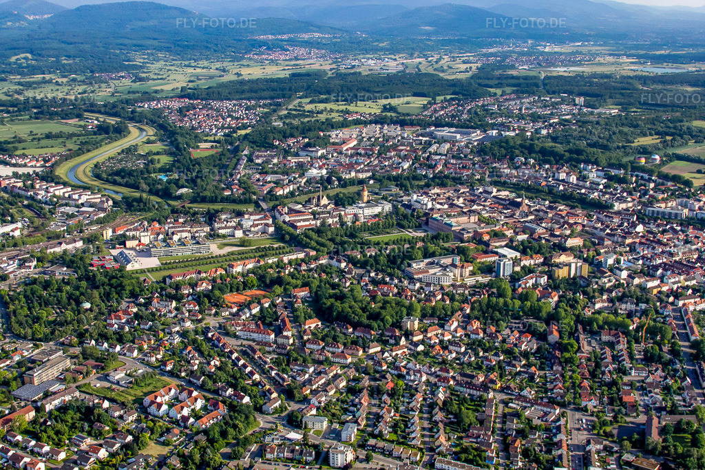 Luftbild: Ortsansicht von Nordwesten in Rastatt im Bundesland Baden-Württemberg in Deutschland. Foto: IMG_18778.jpg vom 03.06.2009 durch Werner Riehm/FLY-FOTO.de