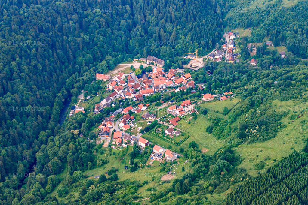 Luftbild: Ortsansicht von Norden im Ortsteil Neuwerk in Oberharz im Bundesland Sachsen-Anhalt in Deutschland. Foto: IMG_58133.jpg vom 28.06.2013 durch Werner Riehm/FLY-FOTO.deAuflösung des Originals: 4469 x 2980 px