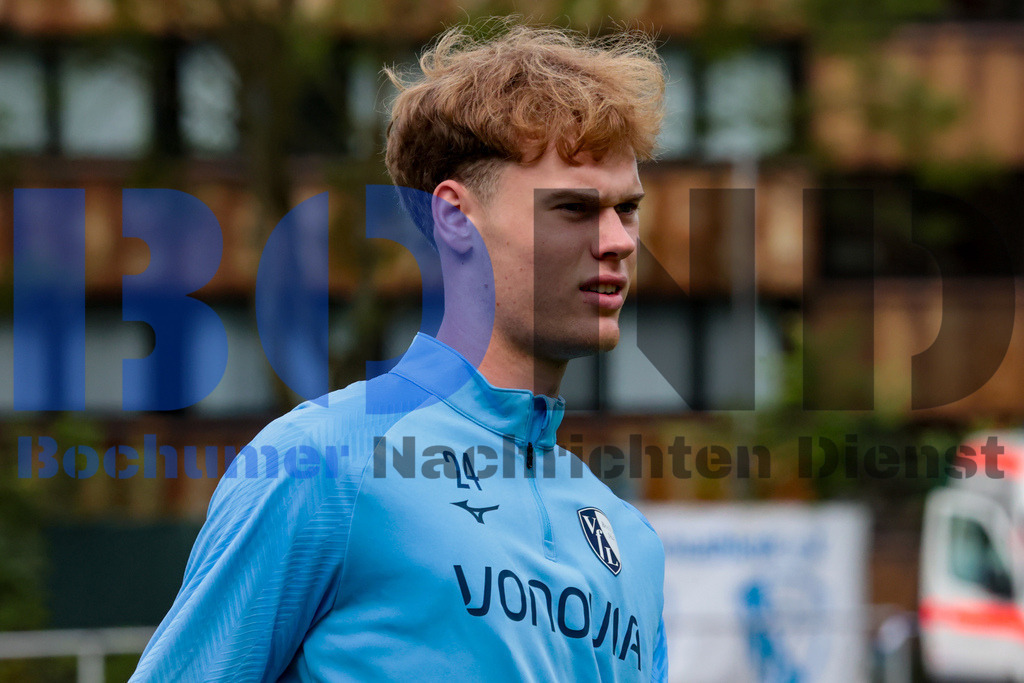 1. Fussball Bundesliga:  Trainingsauftakt VfL Bochum 1848 {date} -  | {headline}(Foto: Sebastian Sendlak / BOND)DFL regulations prohibit any use of photographs as image sequences and/or quasi-videos. - Realisiert mit Pictrs.com