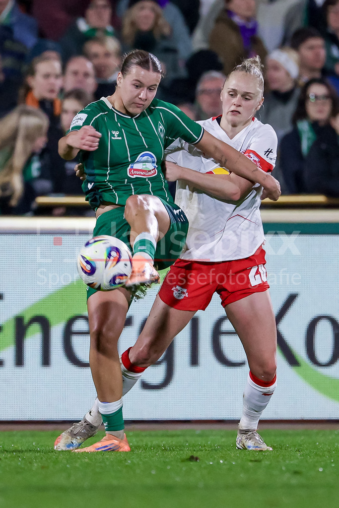 Fussball, Google Pixel Frauen-Bundesliga, SV Werder Bremen - RB Leipzig | v.li.: Larissa Mühlhaus (SV Werder Bremen, 7) und Victoria Krug (RB Leipzig, 20) im Zweikampf, Duell, Dynamik, Aktion, Action, Spielszene, DIE DFB-RICHTLINIEN UNTERSAGEN JEGLICHE NUTZUNG VON FOTOS ALS SEQUENZBILDER UND/ODER VIDEOÄHNLICHE FOTOSTRECKEN. DFB REGULATIONS PROHIBIT ANY USE OF PHOTOGRAPHS AS IMAGE SEQUENCES AND/OR QUASI-VIDEO.