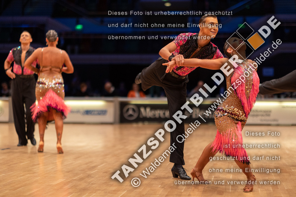 20221112-03869 | Hier finden Sie Tanz Bilder vom Latein und Standard Formationen tanzen. Sportbilder vom Tanzsport. Schöne Fotos und von Weltmeisterschaft, Europameisterschaft, Bundesliga, Regionalliga, Oberliga und Landesliga sowie von GOC Stuttgart, DanceComp, WM Bremen