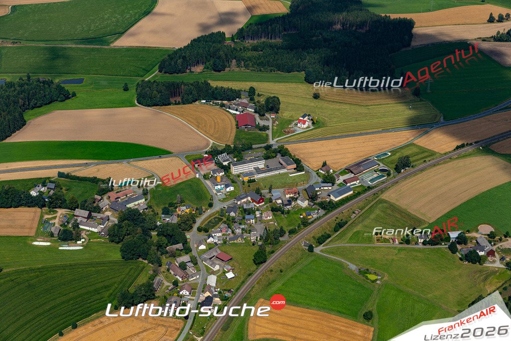 Aktuelles Luftbild von Poppenreuth Münchberg Kauf mit Lizenz / Bildrechten möglich- Die Luftaufnahme wurde 2021 mittels UL-Flugzeug erstellt ( keine Drohne ) - hochauflösende Kamera-Systeme von  Canon -Beste Qualität - Für grossformatige Ausdrucke geeignet. Die Geschenkidee !