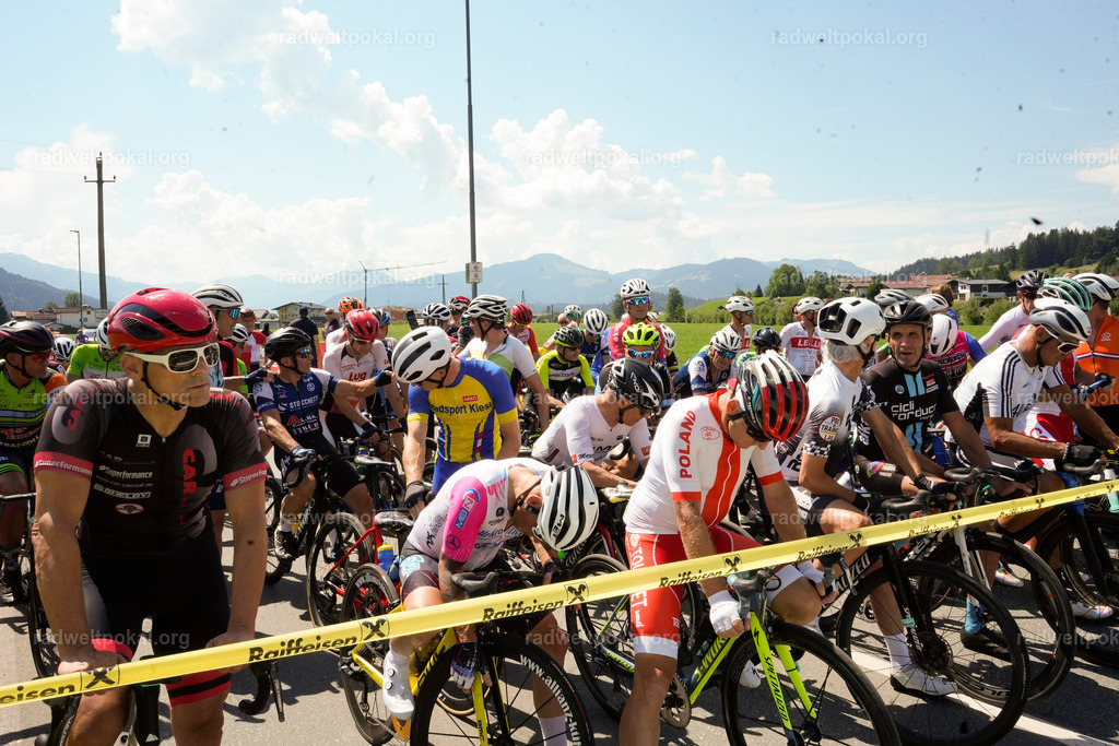 301_20230817_Bewerb_Maenner_Muehlanger | AUT - OESTERREICH, 2023-08-16: SPORT RENNRAD-FAHREN - 55. INTERNATIONALER RADWELTPOKAL IN ST. JOHANN IN TIROL  - Vintage-Radrennen mit WM-Bronze-Medaillen-Siegerin Christina Schweinberger, den Teilnehmer und Alexander Baumann (vom Orginastions-Team) - TAG 2 BEWERB MAENNER IN SECHS GRUPPEN  ; Foto: Roland Muehlanger