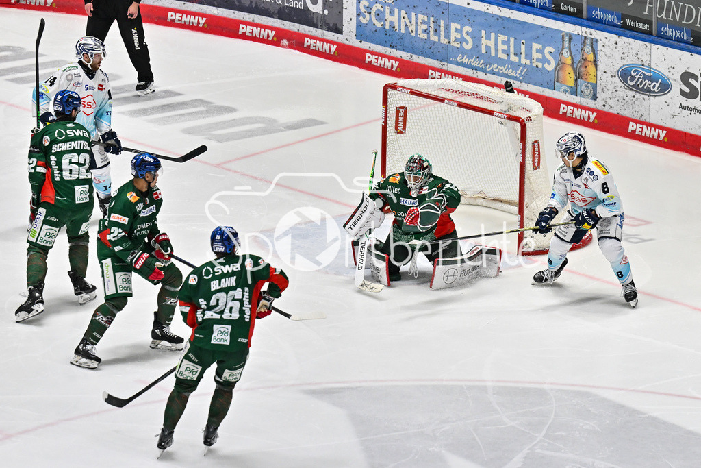 Augsburger Panther - Dresdner Eislöwen | AUGSBURG, GERMANY - 04. DECEMBER:  Michael GARTEIG (Augsburger Panther 34 ist hier vor Austin ORTEGA (Eislöwen Dresden 8) am Puck während dem Match zwischen den Augsburger Panthern und den Dresdner Eislöwen am 25 Spieltag der PENNY DEL im Curt Frenzel Stadion