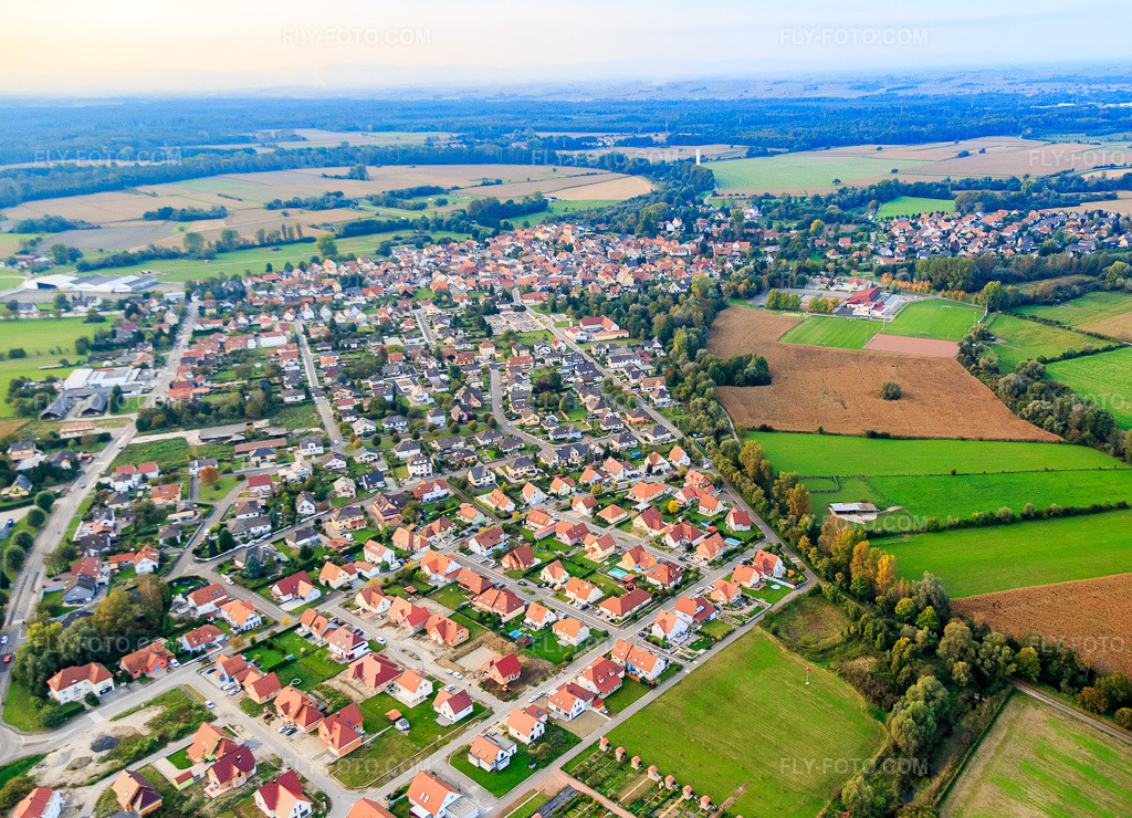 Aerial view: View of the town from the southeast in Beinheim in the state Bas-Rhin, France. – Photo: IMG_074445.jpg taken on 10/04/2014 by Werner Riehm/FLY-FOTO.com – Resolution of the original: 5048 x 3648 px