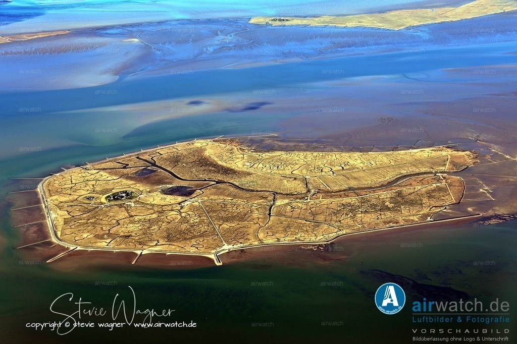 Luftbild Hallig Groede - Deutschlands kleinste Gemeinde | Entdecken Sie atemberaubende Luftbilder und Fotografien auf airwatch.de - Tauchen Sie ein in eine Welt voller faszinierender Aufnahmen aus der Vogelperspektive.