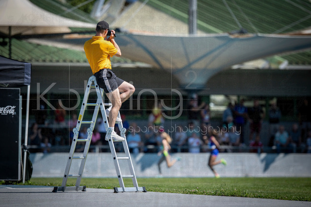 Juniorengala 2026; Mannheim, 13.06.2026 | MANNHEIM, GERMANY - JUNE 13, 2026 :  Impressions - a sports scientist is filming a 400m run during the Juniorengala 2026 at Michael-Hoffmann-Stadion on June 13, 2026 in Mannheim, Germany.