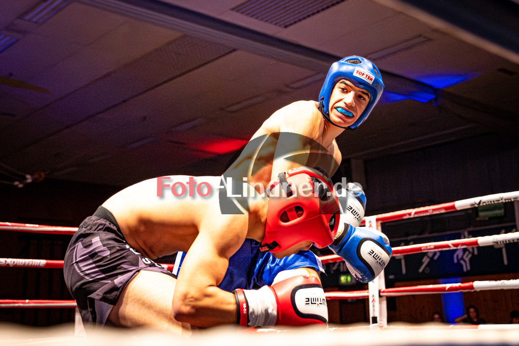 Kian Tok (Sparta Mun.) blau gegen Lukas Buathong (MFA Penz) rot | MFA Fight Night Boxen -67kg Kampf 4, Kian Tok (Sparta Mun.) blau gegen Lukas Buathong (MFA Penz) rot, 20251108,,2025-11-08 in Penzberg (Wellenberghalle Penzberg), Copyright: WolfgangxLindner www.foto-lindner.de