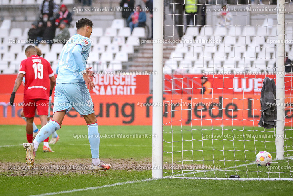 RWE06012401026 | 06.01.2024, Essen, Fußball, Herren, Stadion an der Hafenstraße, Testspiel, Rot-Weiss Essen – 1. FC Köln:  Torschütze Davie Selke (1.FC Köln) trifft zum 1:2. 
DFB regulations prohibit any use of photographs as image sequences and or quasi-video.