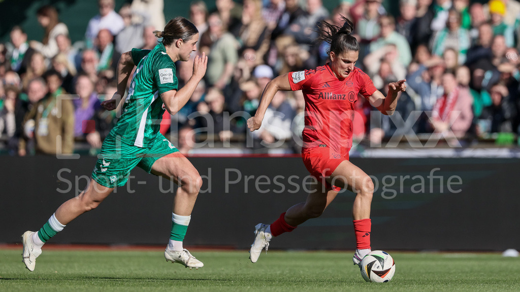 Fussball, Google Pixel Frauen-Bundesliga, SV Werder Bremen - FC Bayern München | v.li.: Lara Schmidt (SV Werder Bremen, 24) und Jovana Damnjanovic (FC Bayern München, 9) im Laufduell, Zweikampf, Duell, Dynamik, Aktion, Action, Spielszene, DIE DFB-RICHTLINIEN UNTERSAGEN JEGLICHE NUTZUNG VON FOTOS ALS SEQUENZBILDER UND/ODER VIDEOÄHNLICHE FOTOSTRECKEN. DFB REGULATIONS PROHIBIT ANY USE OF PHOTOGRAPHS AS IMAGE SEQUENCES AND/OR QUASI-VIDEO.