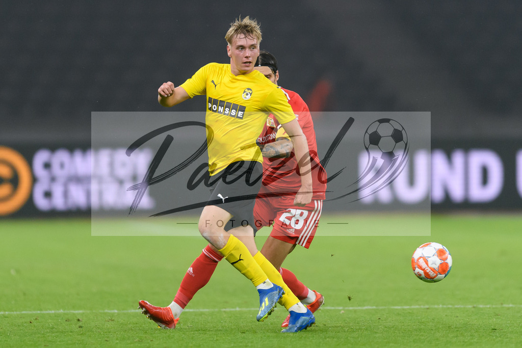 FCUKUO20210826_171 | Fussball, Herren: Tim Vaeyrynen (Kuopion PS) und Christopher Trimmel (1.FC Union Berlin) im Zweikampf beim Spiel der UEFA Conference League zwischen 1. FC Union Berlin und Kuopion PS im Olympiastadion am 26.08.2021 in Berlin, Deutschland. - Realisiert mit Pictrs.com