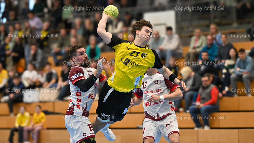 TSV Altenholz vs Stralsunder HV | Nicolas Kahmke (TSVA #23) vs Linus Skroblien (Stralsund #18) &amp; Mykyta Chernakov (Stralsund #17) / Handball 3. Liga Nord-Ost Männer 2025/2026 / TSV Altenholz vs Stralsunder HV / Edgar-Meschkat-Halle / Altenholz / 01.03.26 - Realisiert mit Pictrs.com