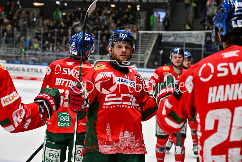 Augsburger Panther - Schwenninger Wild Wings | AUGSBURG, DEUTSCHLAND - 2. NOVEMBER: Jubel der Panther nach dem Treffer zum 4-1 durch D. J. BUSDEKER (Augsburger Panther 14), Tor / Torschuetze / Freude / Happy beim Ligaspiel zwischen den Augsburger Panthern und den Schwenninger Wild Wings am 17. Spieltag der Penny DEL im Curt Frenzel Stadion am 02.11.2025 / Maximilian RENNER (Augsburger Panther 58)