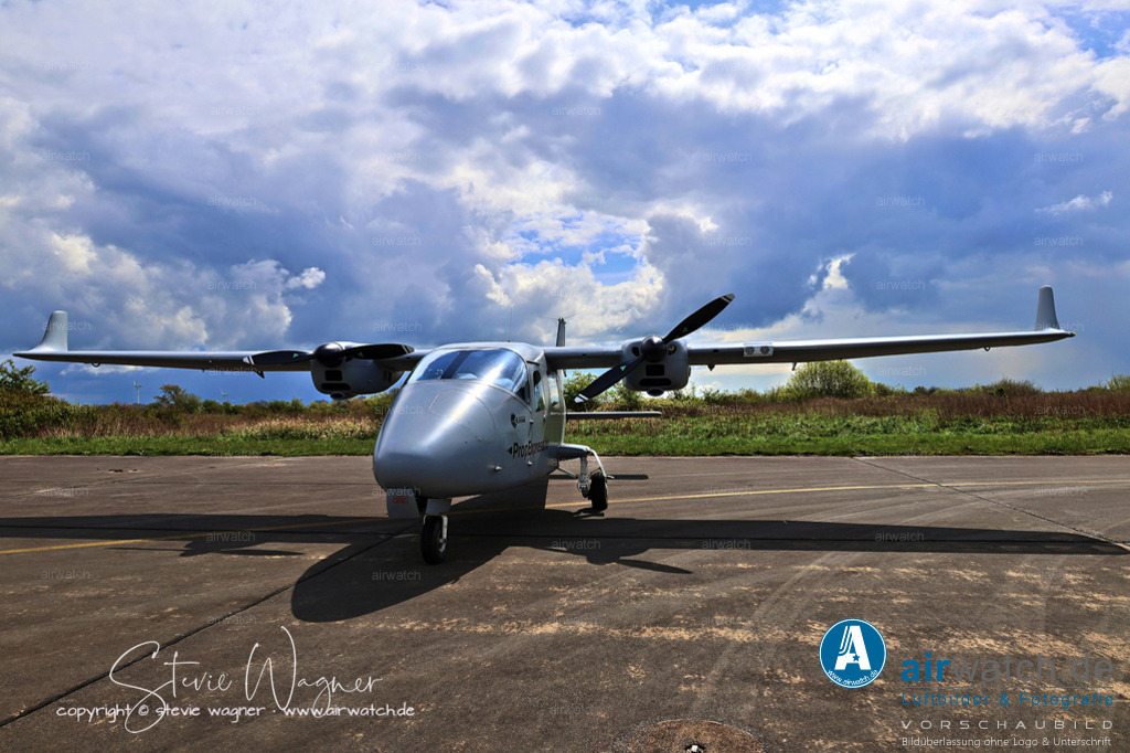 PropExpress - Tecnam P2006T SMP | PropExpress betreibt ein Tecnam P2006T-Multi-Mission-Flugzeug (SMP), das für die Erfassung von Luftdaten stark modifiziert wurde. Dieses Flugzeug ist mit einer großen Luke, Hardpoints für verschiedene Antenneninstallationen, einem unabhängigen Missionsstromversorgungssystem und einem Bedienerschalter ausgestattet. Es ist für den kurzen Start und die Landung (STOL) ausgelegt und kann auf unebenen Landebahnen betrieben werden, sodass es für eine Vielzahl von Missionen geeignet ist.