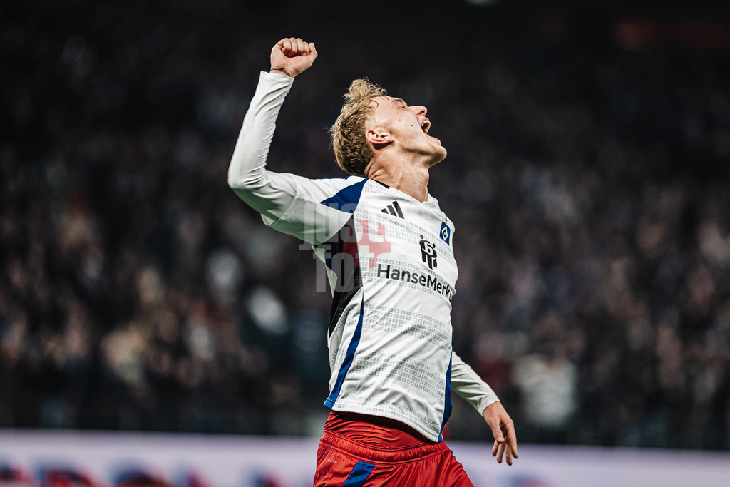 Fußball | Männer | Saison 2024/2025 | 2. Fußball-Bundesliga | 23. Spieltag | Hamburger SV vs. 1. FC Kaiserslautern | 21.02.2025 | Adam Karabec (#17, HSV) jubelt vergebens, das Tor von Ransford Königsdörffer (#11, HSV) wird durch VAR Videobeweis aberkannt