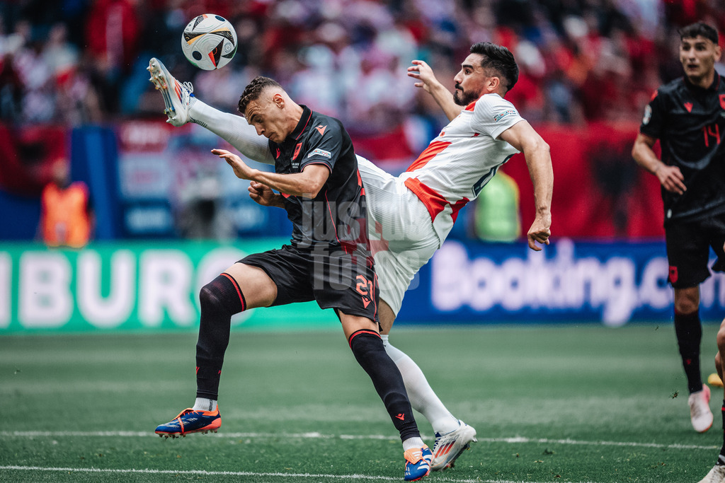 Fußball | Herren | UEFA-Fußball-Europameisterschaft 2024 | Gruppe B | Kroatien vs. Albanien | 19.06.2024 | v.l. Kristjan Asllani (#21, Albanien) gegen Mateo Kovacic (#8, Kroatien)